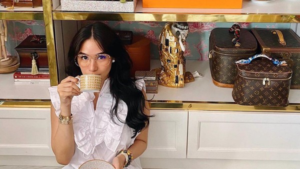 Foto: Cantiknya Crazy Rich Asians yang Viral Belajar Cuci Baju Saat Lockdown