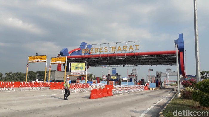 Suasana exit Tol Brebes jelang pemberlakuan larangan mudik