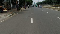 Jalan Gunung Sahari mengarah ke Senen yang biasanya macet, pun tampak kosong. Foto diambil pada 17 April 2020