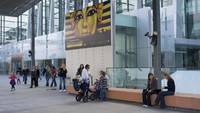 Terakhir, traveler bisa ke institusi budaya Victoria dengan mengunjungi pameran di Melbourne Museum. Tur ini sangat cocok diikuti siswa yang ingin menambah wawasan mereka selagi sekolah ditutup. 