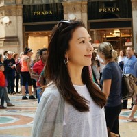 Tak seperti perannya yang diselingkuhi dalam drama Korea The World of the Married. Kim Hee Ae masih langgeng dengan suaminya yang dinikahi pada 1997. Lee Chan Jin merupakan CEO Dreamwiz, prosesor kata keluaran populer di Korea. Foto: Instagram @heeae_official