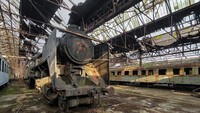 Soviet MAV class 424 yang ditinggalkan di dalam gudang yang rusak.