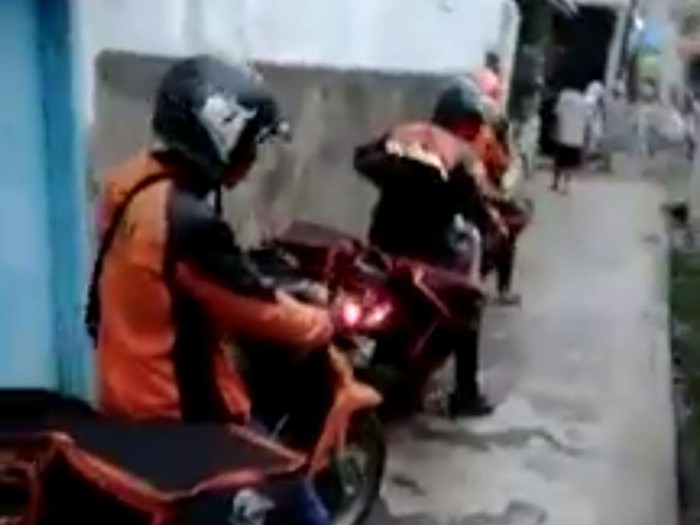 Petugas PT Pos Ditolak Warga Bandung