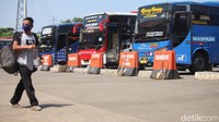 Sejumlah bus terparkir di area sekitar Terminal Kampung Rambutan, Jakarta, yang mulai kedatangan para penumpang yang hendak mudik lebih awal.