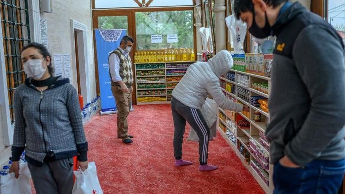 Masjid di salah satu distrik di Istanbul yang disulap menjadi supermarket (AFP)