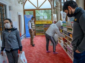 Imbas Corona, Masjid Turki Jadi Supermarket Gratis untuk Warga Miskin