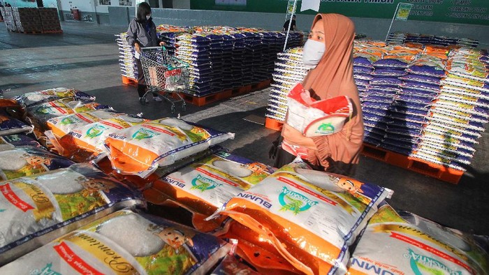 Warga antre dengan menjaga jarak untuk membeli sembako murah saat peluncuran Lumbung Pangan Jawa Timur di JX International, Surabaya, Jawa Timur, Selasa (21/4/2020). Lumbung Pangan Jawa Timur tersebut menjual kebutuhan sembako dengan harga murah yang bisa didapatkan oleh masyarakat terdampak COVID-19, baik datang secara langsung maupun melalui pemesanan secara daring dengan bebas biaya ongkos kirim. ANTARA FOTO/Moch Asim/hp.