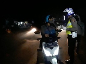 PSBB Sumedang Mulai Diterapkan, Petugas Tertibkan Pengendara di Jatinangor