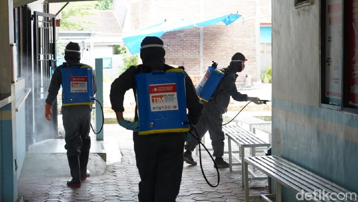 Relawan mahasiswa FTI UMI semprot disinfektan di 139 tempat (Ibnu Munsir/detikcom)