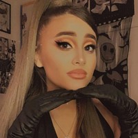 Kenalkan, namanya Paige Niemann. Melihat wajahnya, mungkin kamu akan langsung teringat sosok Ariana Grande. Ya, Paige memang sering disebut-sebut sebagai doppelgänger pelantun 7 Rings tersebut. (Foto: Instagram/@paigeniemann)