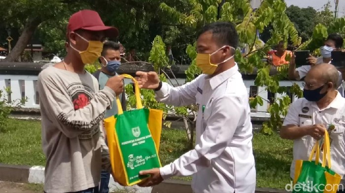 Perwakilan napi asimilasi terima bantuan sembako dari Bupati Batang Wihaji