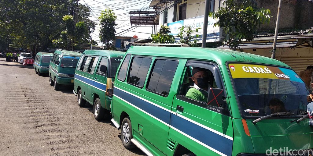 Sejumlah angkot di Kota Bandung