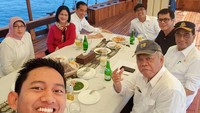 Sebagai anak muda, Belva tampaknya bisa bergaul dengan berbagai kalangan. Lihat saja momen makan santai bersama Presiden Jokowi dan beberapa menteri. Belva asyik berswafoto dengan deretan orang berpengaruh di Indonesia. Foto: instagram @belvadevara