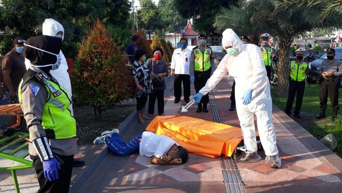 Petugas Ber APD Lengkap Evakuasi Pria yang Meninggal Saat Olah Raga