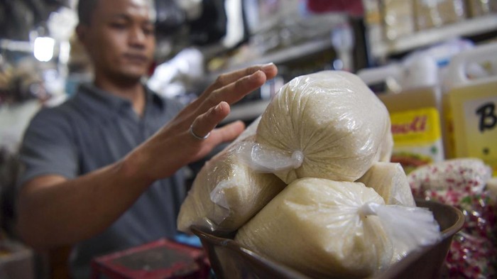 Pedagang menyusun bungkusan gula di Pasar Senen, Jakarta, Selasa (21/4/2020). Pedagang di pasar itu menjual gula seharga Rp19.000 per kilogram menjelang bulan Ramadhan. ANTARA FOTO/Nova Wahyudi/foc.