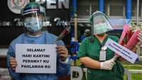 Aksi para wanita ini merupakan bukti kepedulian dalam memberikan semangat untuk paramedis yang menjadi garda terdepan penanganan COVID-19 di Indonesia dan berharap adanya Habis Gelap Terbitlah Terang.  ANTARA FOTO/Fauzan