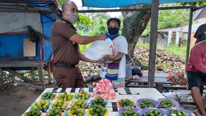 Kejati Papua Barat memberikan bantuan terkait COVID-19 di Manokwari, Papua. Selain itu kegiatan tersebut dilakukan jelang bulan suci Ramadhan.