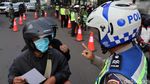 Petugas Bersiaga Pantau Warga di Hari Pertama PSBB Kota Bandung