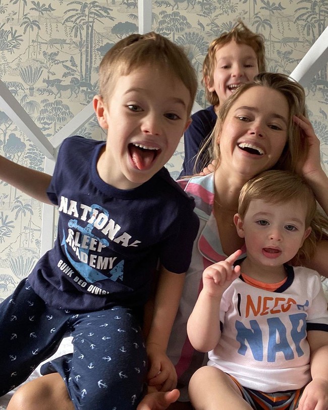 Inilah penampakan Valeria bersama ketiga putranya. They are like ur brothers, komentar netizen yang memuji Valeria.  Foto: Instagram