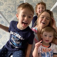 Inilah penampakan Valeria bersama ketiga putranya. They are like ur brothers, komentar netizen yang memuji Valeria.  Foto: Instagram