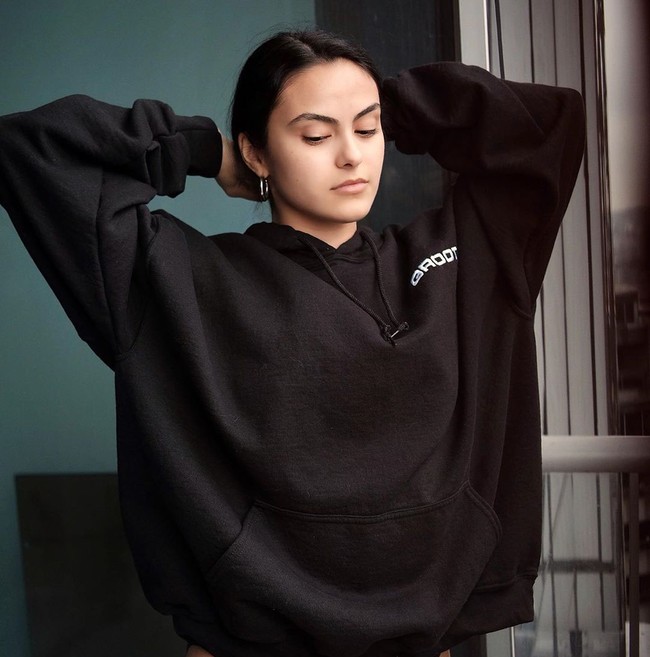Aktris yang memulai karier sebagai bintang iklan ini pun memilih untuk bergaya santai ketika lockdown dengan mengenakan hoodie yang oversized tanpa bawahan. Foto: Instagram @camimendes