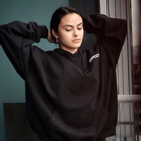 Aktris yang memulai karier sebagai bintang iklan ini pun memilih untuk bergaya santai ketika lockdown dengan mengenakan hoodie yang oversized tanpa bawahan. Foto: Instagram @camimendes