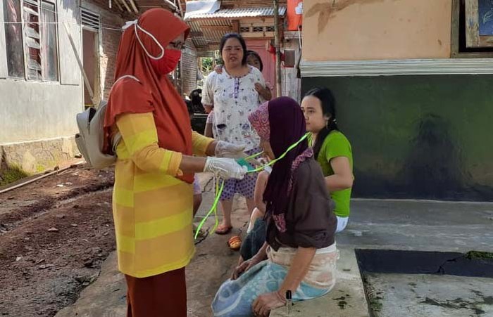 Balai Sakinah Aisyiyah (BSA) turut peduli dengan wabah Corona yang terjadi di Indonesia. Mereka menjahit masker kain dan membagikannya kepada warga.