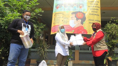 Baguna PDIP Berikan Bantuan APD ke Puskesmas Cikokol