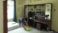 Petugas merapikan ruangan yang akan dijadikan tempat tinggal sementara bagi tenaga medis penanganan COVID-19 di SMKN 57 Pasar Minggu, Jakarta, Rabu (22/4/2020).
