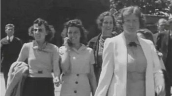 Foto tahun1938. Perempuan yang kedua dari kiri lagi memegangi rambutnya atau pegang handphone? (Foto: via Ranker)