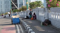 Sejumlah gelandangan dan pengemis tampak beristirahat di kawasan Jembatan Kuningan, Jakarta, Rabu (22/4/2020).