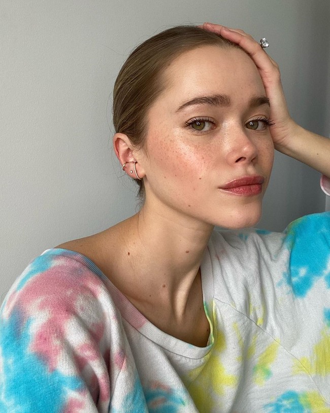 Dalam tips perawatan kecantikan yang diunggah di Youtubenya, Valeria juga memberikan tips perawatan tubuh. Valerie menggunakan teknik dry brush atau menyikat tubuhnya (tanpa dibasahi) dengan sikat. Di malam hari, wanita keturunan Rusia itu akan mandi menggunakan air dingin.  Foto: Instagram