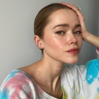 Dalam tips perawatan kecantikan yang diunggah di Youtubenya, Valeria juga memberikan tips perawatan tubuh. Valerie menggunakan teknik dry brush atau menyikat tubuhnya (tanpa dibasahi) dengan sikat. Di malam hari, wanita keturunan Rusia itu akan mandi menggunakan air dingin.  Foto: Instagram