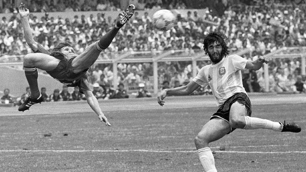 Sergio Batista (kanan) saat membela Timnas Argentina di Piala Dunia 1986. (