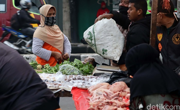 Hari pertama Pembatasan Sosial Berskala Besar (PSBB) di Kota Bandung, Jawa Barat pasar tradisional terpantau ramai. Seperti terlihat di Pasar Cicaheum, Kota Bandung.