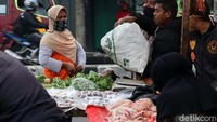 Pantauan detikcom, Rabu (22/4/2020) di Pasar Cicaheum, Kota Bandung, banyak masyarakat yang masih beraktivitas di tengah pandemi COVID-19.