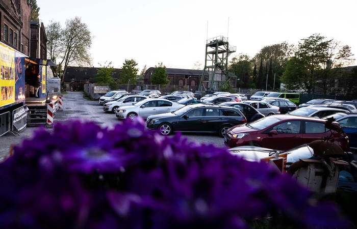 Drive-in theatre adalah sarana bagi seniman di Jerman untuk terus berkarya termasuk konser. Penonton menyaksikan konser ini dari dalam mobil.