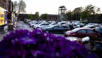 Drive-in theatre adalah sarana bagi seniman di Jerman untuk terus melakukan dan menjual tiket sementara tempat reguler mereka tetap ditutup karena lockdown.
