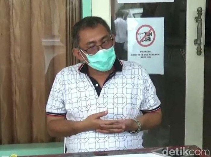 Gugus Tugas COVID-19 Tulungagung melakukan penelusuran terhadap ratusan warga yang kontak erat dengan salah satu pasien positif Corona. Hasilnya, 12 reaktif saat rapid test.