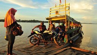 Penyedia jasa penyeberangan yang melayani rute Taman Rajo-Maro Sebo tersebut mematok tarif Rp10 ribu per sepeda motor.