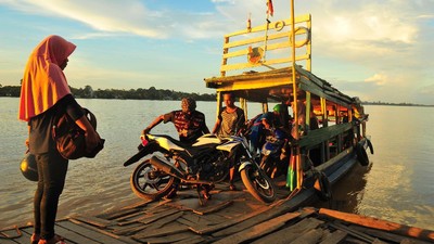 Nggak Cuma Orang, Motor pun Bisa Ikut Nyebrang