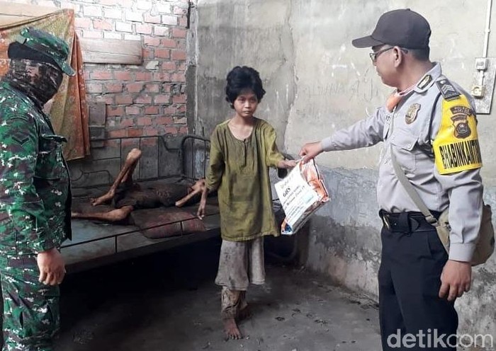 Potret memilukan dua warga Muara Enim, Sumatera Selatan kelaparan dan kondisinya mengenaskan. Kini mereka telah di evakuasi ke rumah sakit.