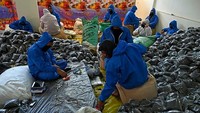 Bahkan di India sendiri, pemerintah setempat disana telah mempersiapkan makanan untuk warganya saat menjelang Ramadan, karena saat ini negara tersebut dalam masa lockown COVID-19. Sehingga masih sulit untuk madapatkan bahan pokok majkanan. Tauseff Mustafa/AFP via Getty Images.