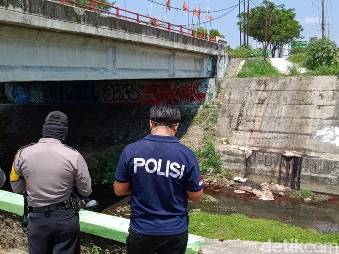 Limbah jeroan hewan dibuang di bawah jembatan Pandan Simping, Klaten, Rabu (22/4/2020).