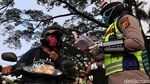 Petugas Bersiaga Pantau Warga di Hari Pertama PSBB Kota Bandung