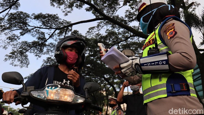 Pembatasan Sosial Berskala Besar (PSBB) mulai diterapkan di Kota Bandung hari ini, Rabu (22/4). Sejumlah petugas bersiaga untuk pantau penerapan PSBB di sana.