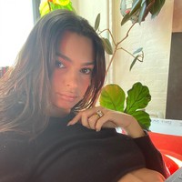 Selama masa karantina karena Corona, Emily Ratajkowski tak jarang memamerkan tampilan seksinya di rumah dengan bikini bahkan tanpa busana. Model sekaligus aktris tersebut pun pernah memamerkan gaya rumahannya yang tak biasa yakni pakai crop top. Foto: Instagram @emrata