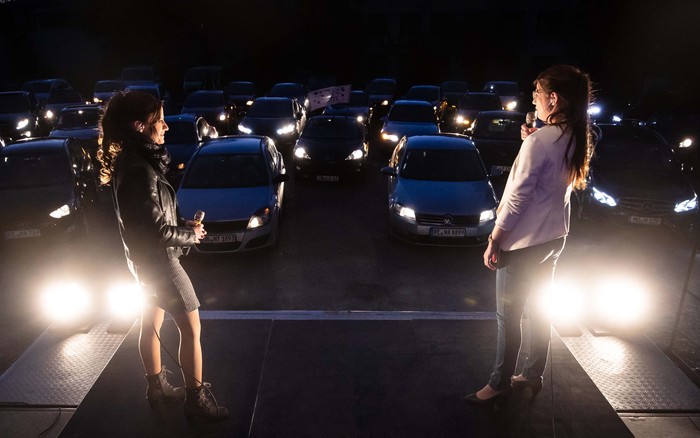 Drive-in theatre adalah sarana bagi seniman di Jerman untuk terus berkarya termasuk konser. Penonton menyaksikan konser ini dari dalam mobil.