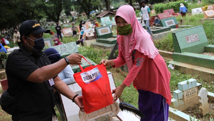 Kantor Wilayah Bulog Sulawesi Tenggara (Sultra) membagikan 200 paket semboko ke warga yang bekerja sebagai pembersih di TPU Punggolaka.
