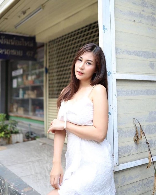 Model berambut panjang ini pun dibebaskan dari kantor polisi dengan peringatan. Tersangka mengakui dia adalah orang dalam video dan meminta maaf atas kecabulan itu, kata  Kolonel Polisi Siriwat Deepor. Foto: Facebook